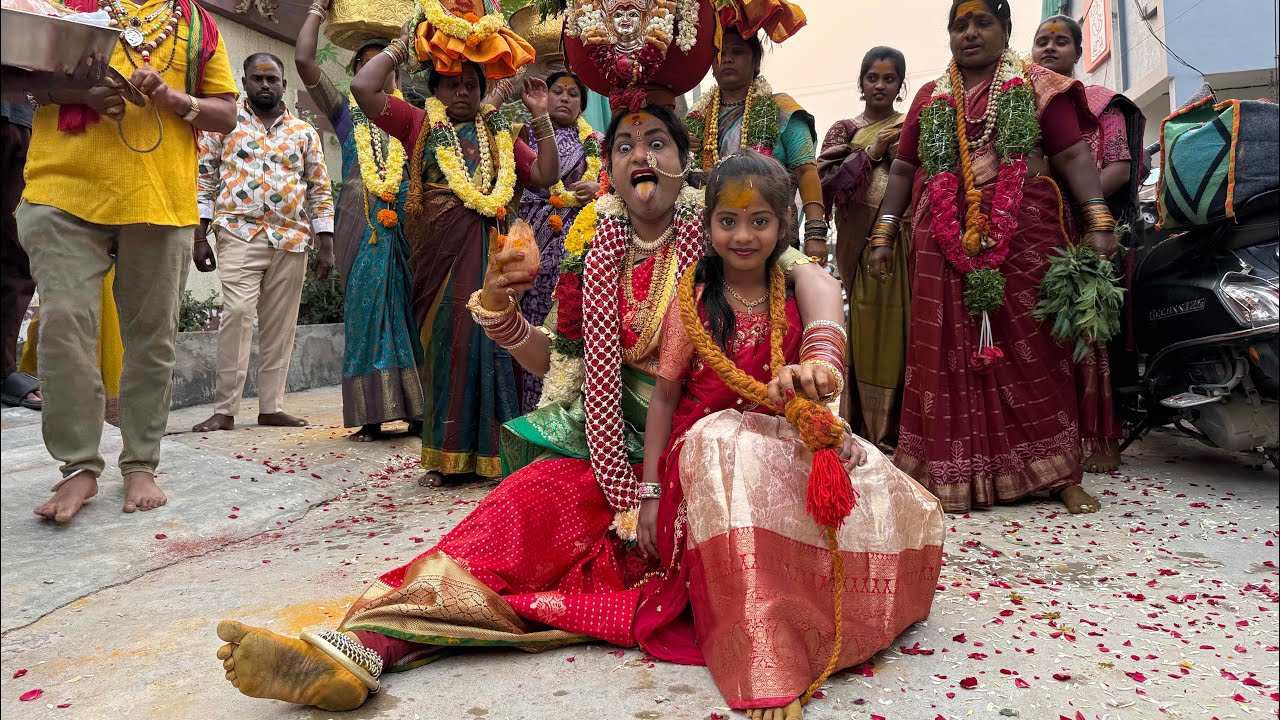 సమ్మక్క సారక్క జాతరలో అద్భుతంగా బోనం తీసిన రాకేష్ బోనం అన్న 😱😱|Ameenpur Mini Medaram Jathara 🔱🔱