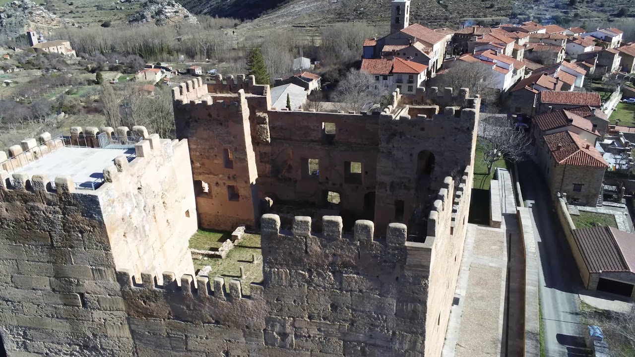Castillo de Yanguas Soria Castilla y León vista aerea de dron 4k