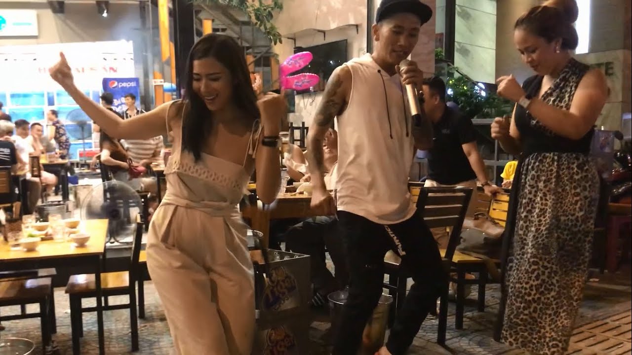 Điệu nhảy Cha Cha Cha đường phố của Th&aacute;nh Lạc Tr&ocirc;i khiến chị em xinh đẹp trong qu&aacute;n nhảy c&ugrave;ng