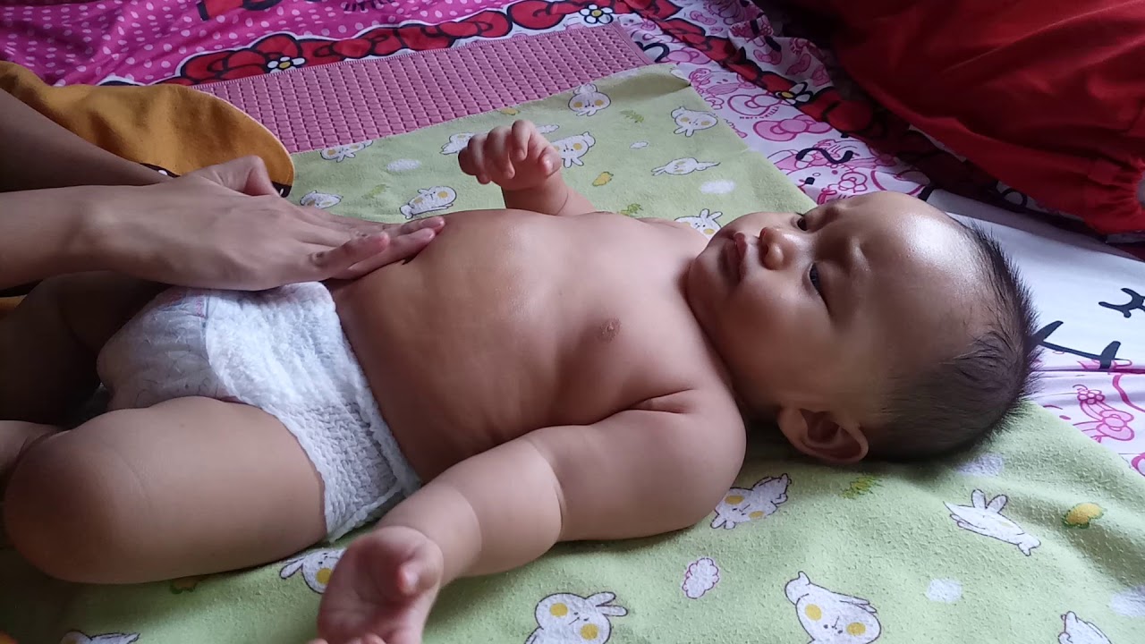 Cara memijat bayi kembung