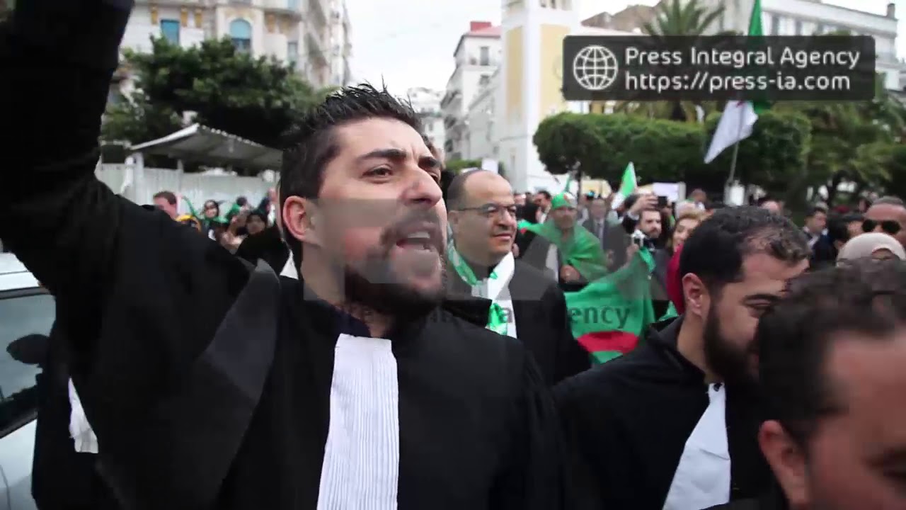 الجزائر: مشاهد صادمة حينما اعترضت الشرطة المحامين في مظاهرة ضد نضام بوتفليقة بالعاصمة 22.03.2019