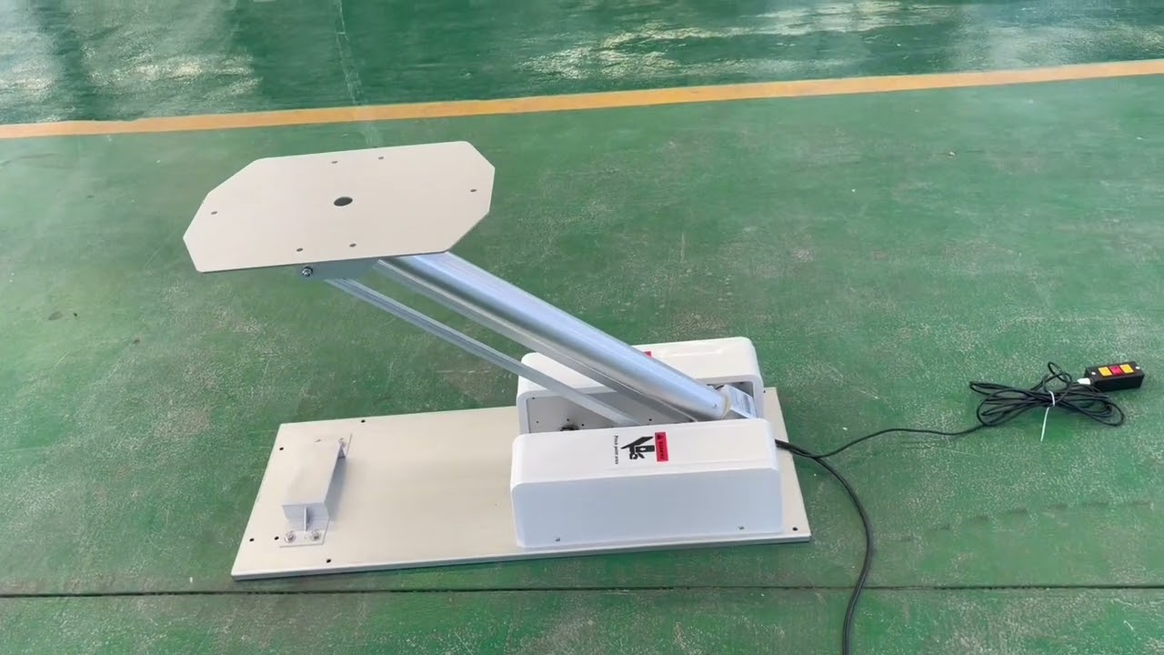 Foldable and tiltable electric telescopic mast for easy installation on vehicles