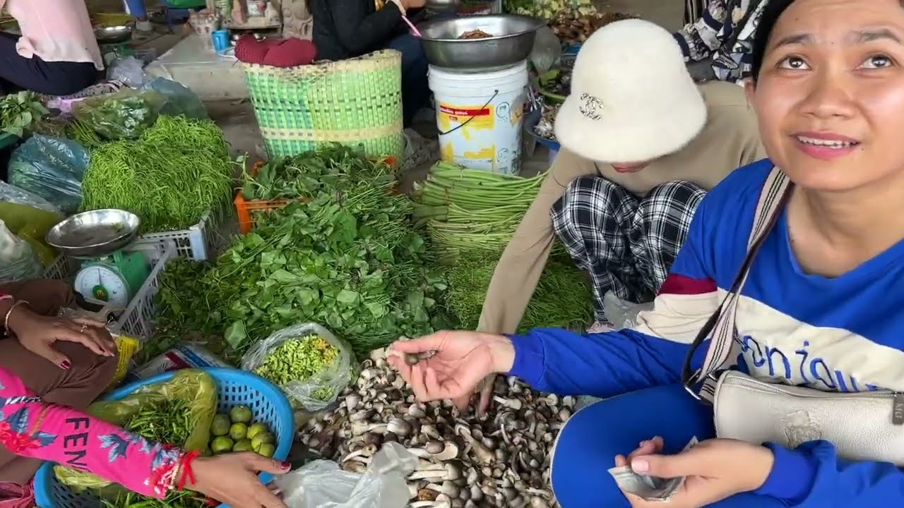 Deep fried mushrooms and mushrooms soup with luffa