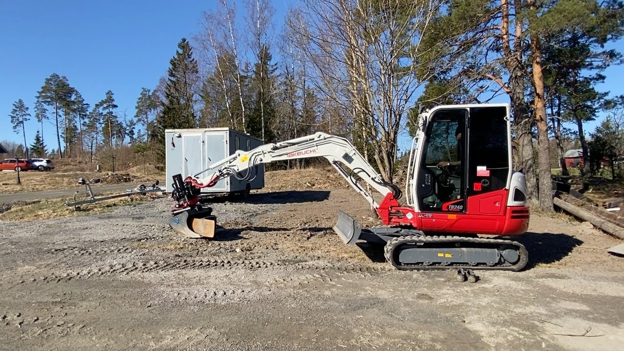 Köp Grävmaskin Takeuchi TB240 med rototilt & redskap på Klaravik