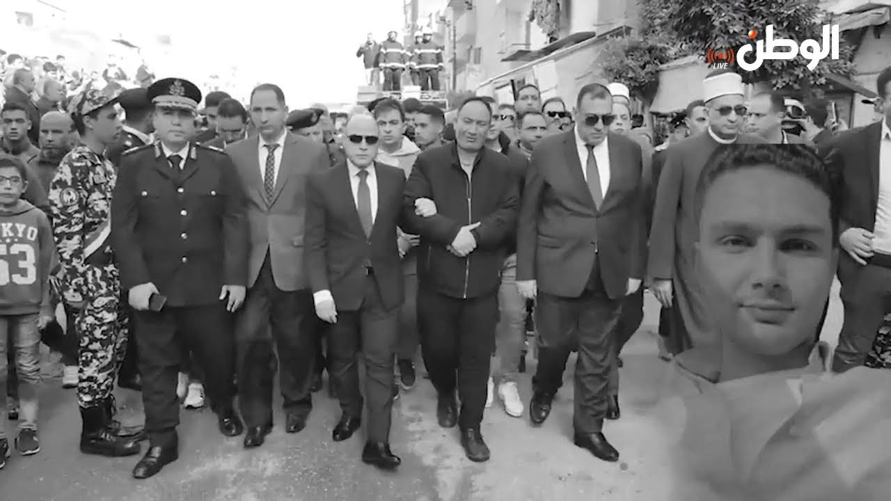 «سابني وراح».. انهيار والد الشهيد النقيب عمر معاني عامر في جنازته: مش مصدق إنه سابه