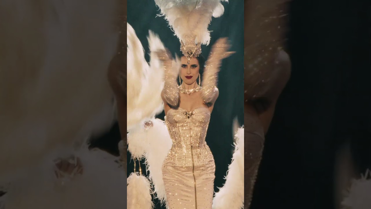Living my vintage showgirl dream! 💃