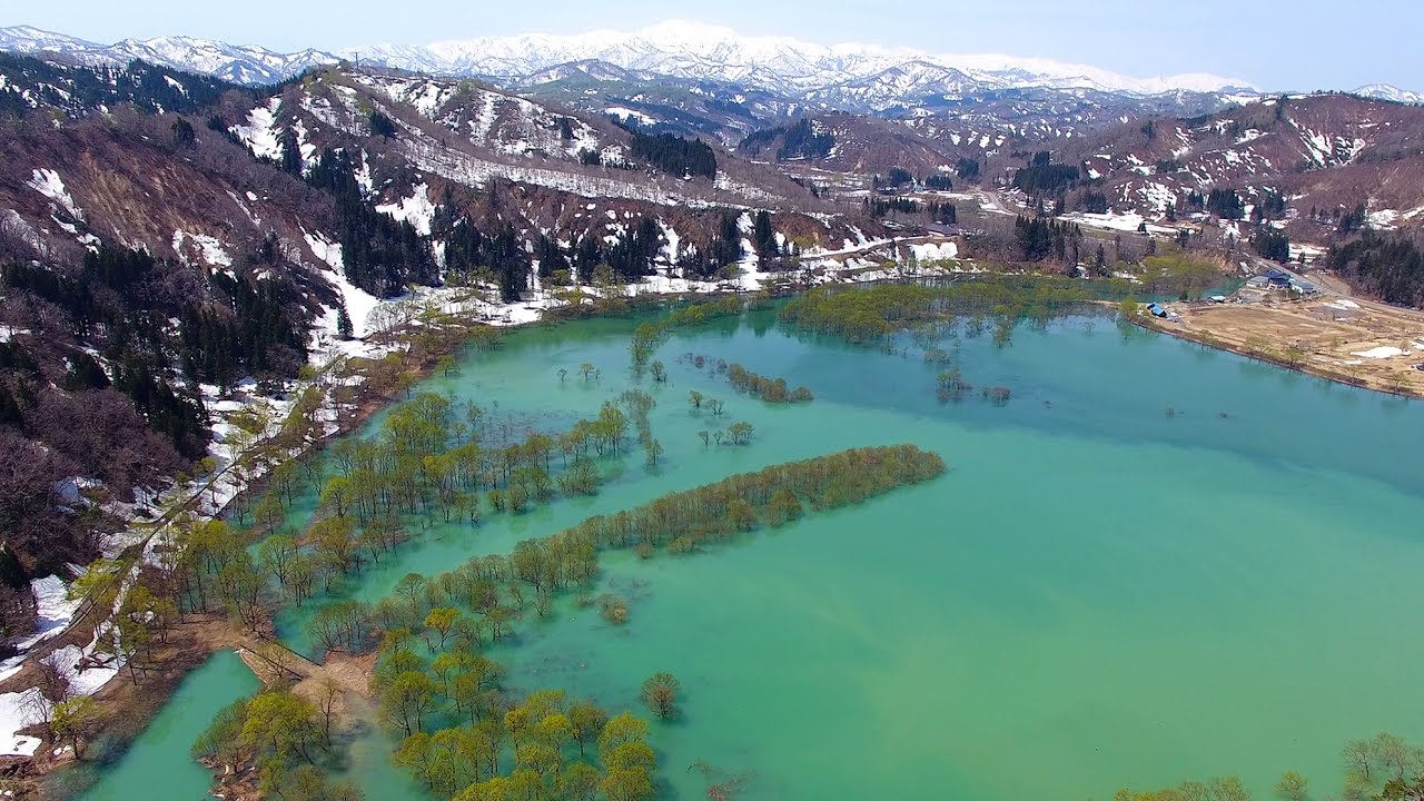 美しき大自然　エメナルドグリーンの置賜白川湖 　山形県飯豊町　空撮 優遊