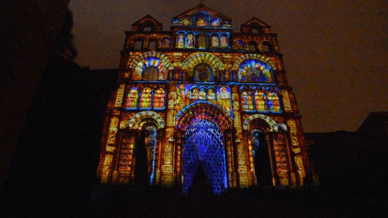 Puy de lumières sur la cathédrale du Puy-en-Velay