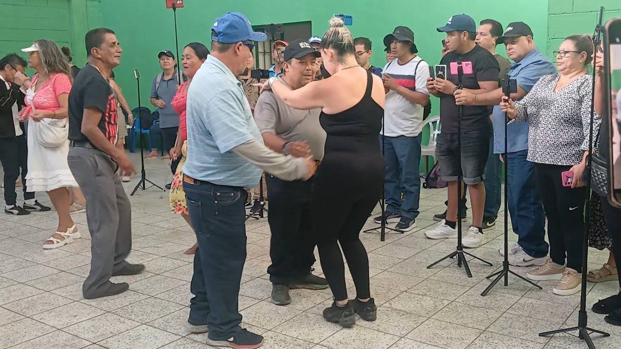 🔴A LA BAILARINA NUEVA LE TOCO BAILAR AL DOS POR UNO JOSELITO Y EL DULCERO🕺💃🕺👍