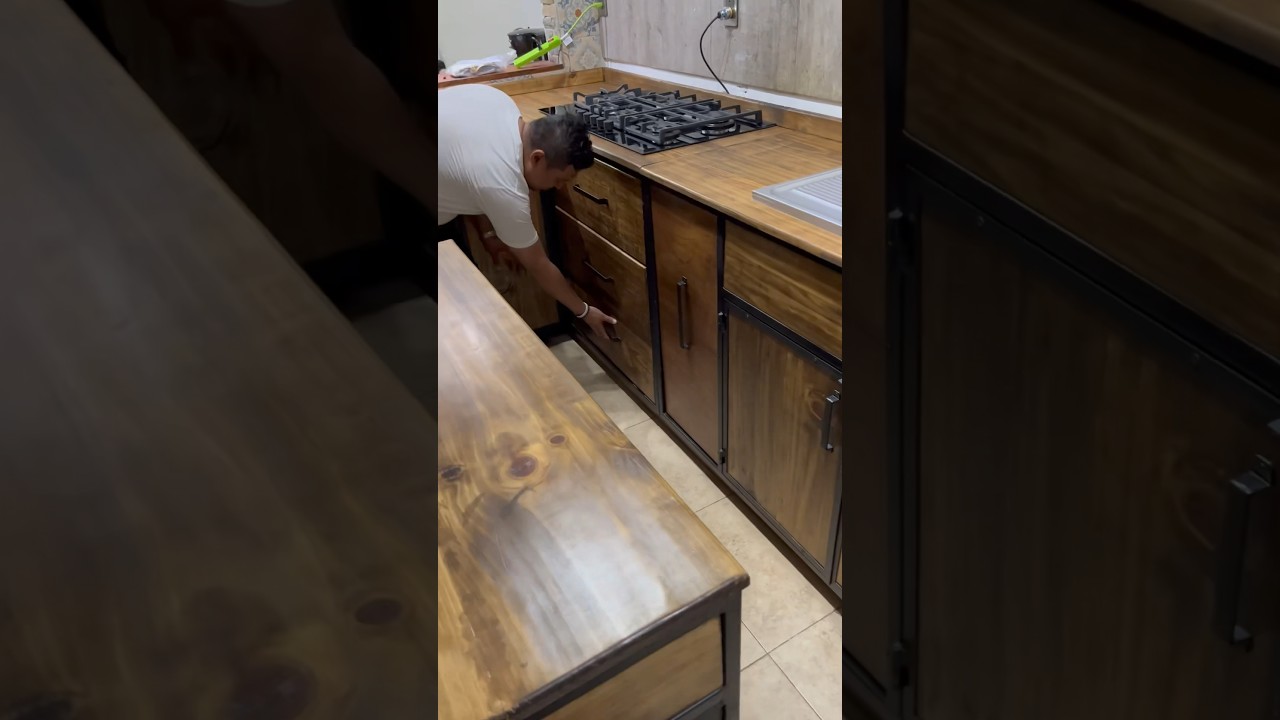 Cocina estilo industrial de METAL Y MADERA 