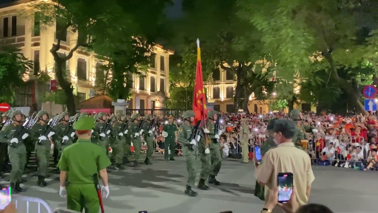 Прогуливаясь в объятиях людей