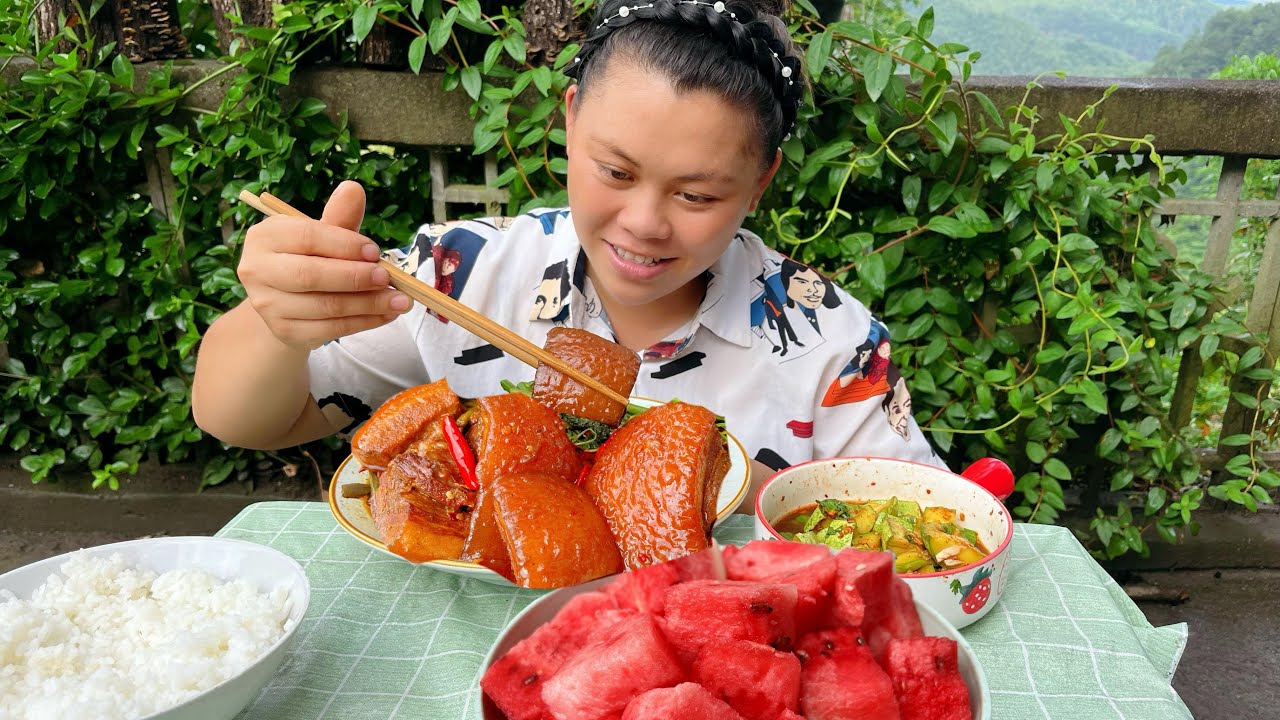 Eat large chunks of meat today歐妹嘴又饞了，直接做一大鍋紅燒肉，加上各種配菜吃到飽