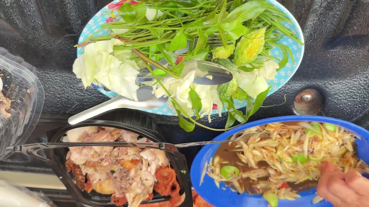 ￼ ส้มตำ กุ้งทอด ไก่หนึ่ง