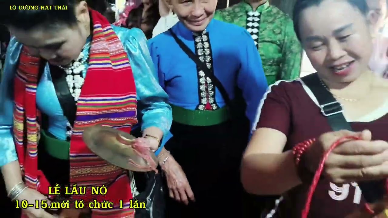MỌI NGƯỜI HÁO HỨC NHẢY TĂNG BU TRONG BUỔI LỄ ( LẨU NÓ)