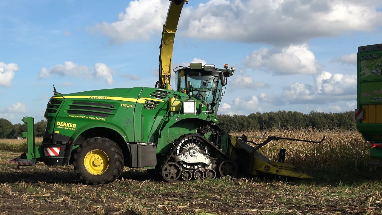 Loonbedrijf Dekker met hun John Deere 8600i aan het mais hakselen in Kloosterhaar (2024)