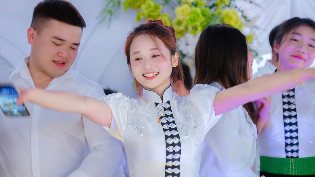 Em Gái Bản Quá Căng Cùng Em Gái Bản Háy Lót Quẩy Nhiệt Tình Tại LTH Văn Quý - Hồng Vinh 