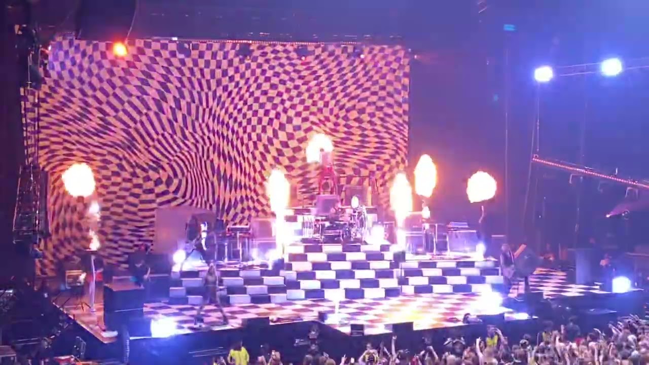 Machine Gun Kelly - FLOOR 13 (Live at Leeds Arena)