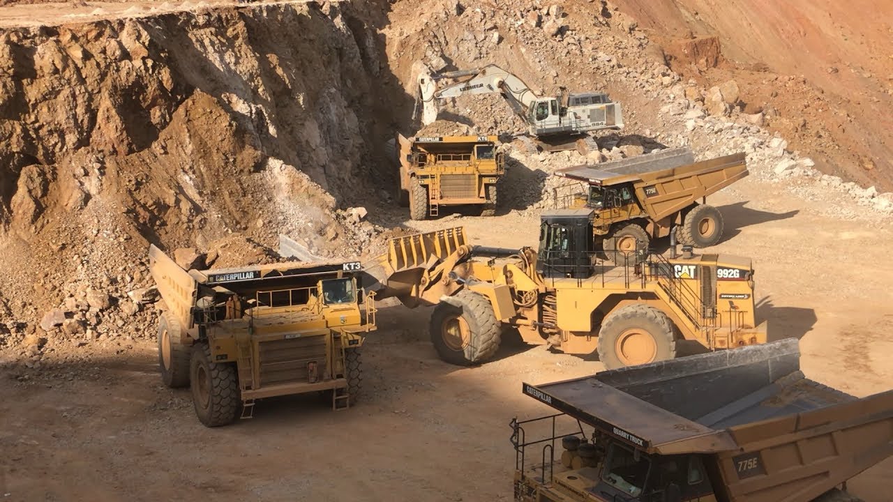 Caterpillar 992G Wheel Loader And Liebherr 984 Loading Cat 775E Dumpers - Labrianidis/Sotiriadis