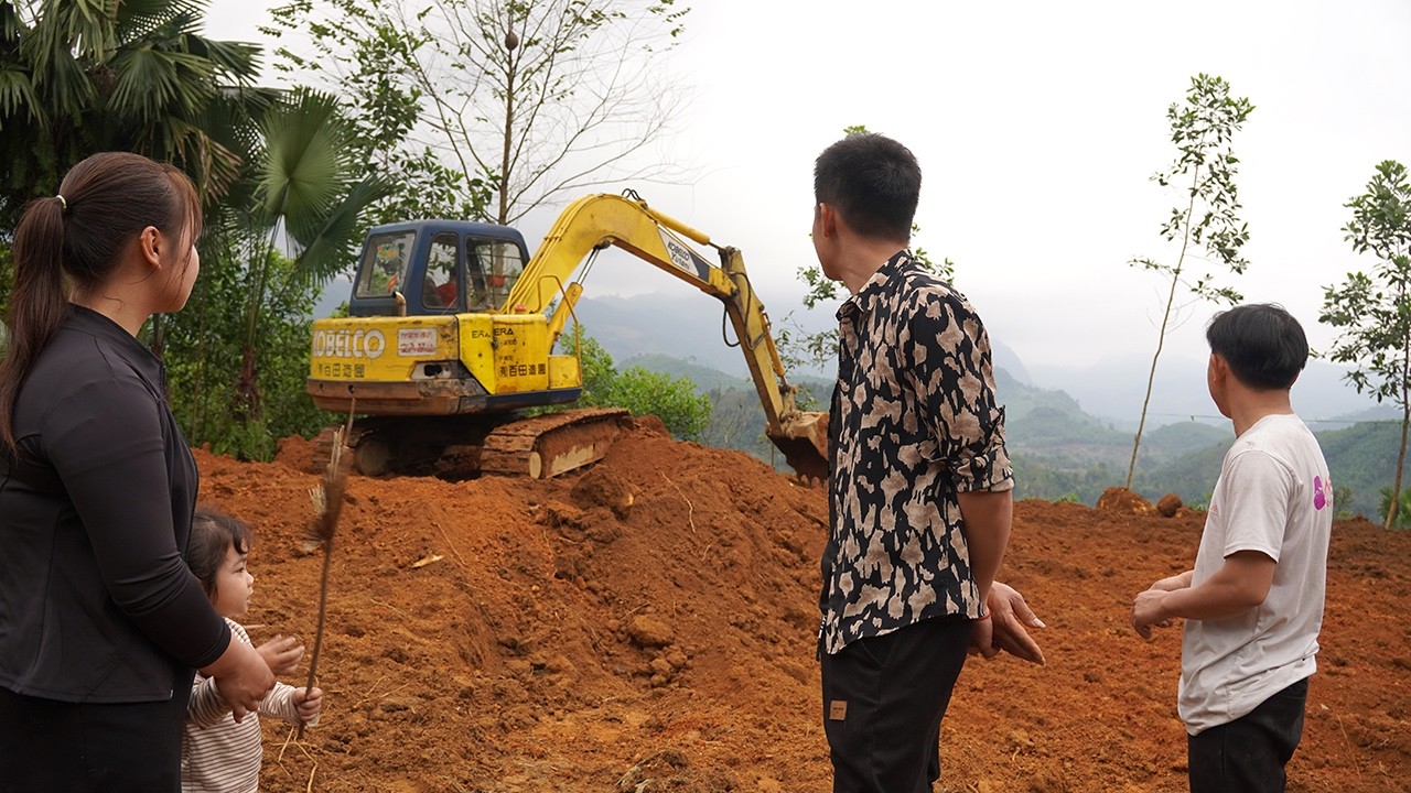 A Day in the Life of a Young Single Mother Hiring an Excavator to Rebuild the Land Around Her Home
