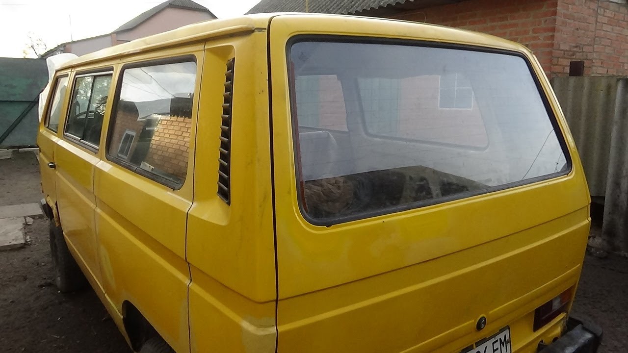 Підфарбував ляду і вставив заднє скло на VW T3