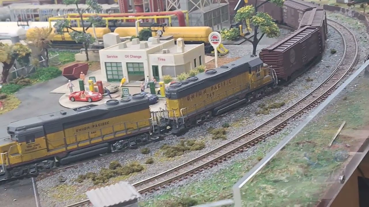 GP 30 + GP 35 com vagões 40 pés. 