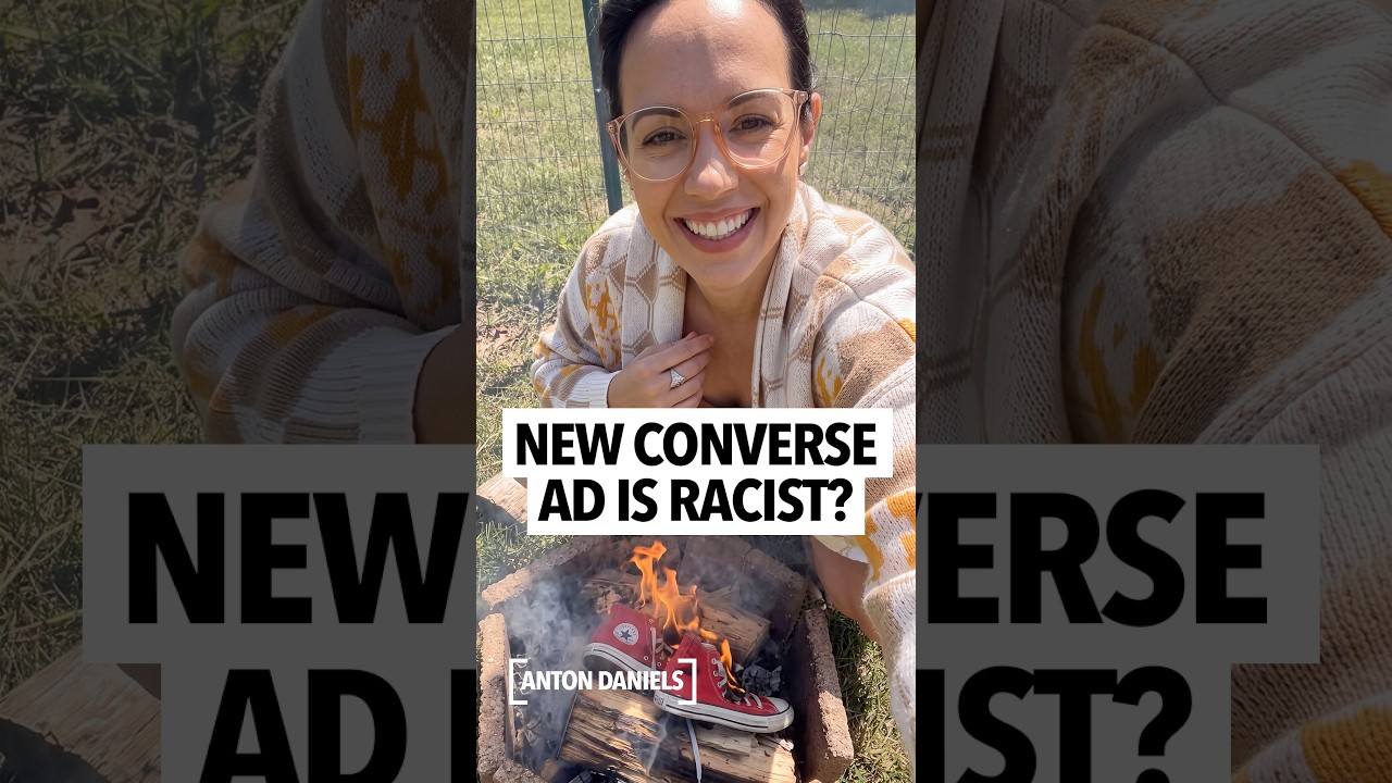 Liberalne białe kobiety i czarnosk&oacute;ra kultura przeżywają załamanie przez reklamę Converse... palą...