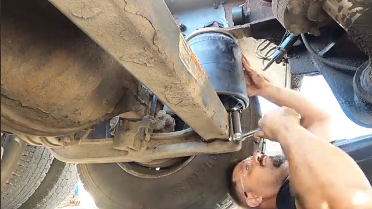 Suspension airbag replacement | kenworth T880
