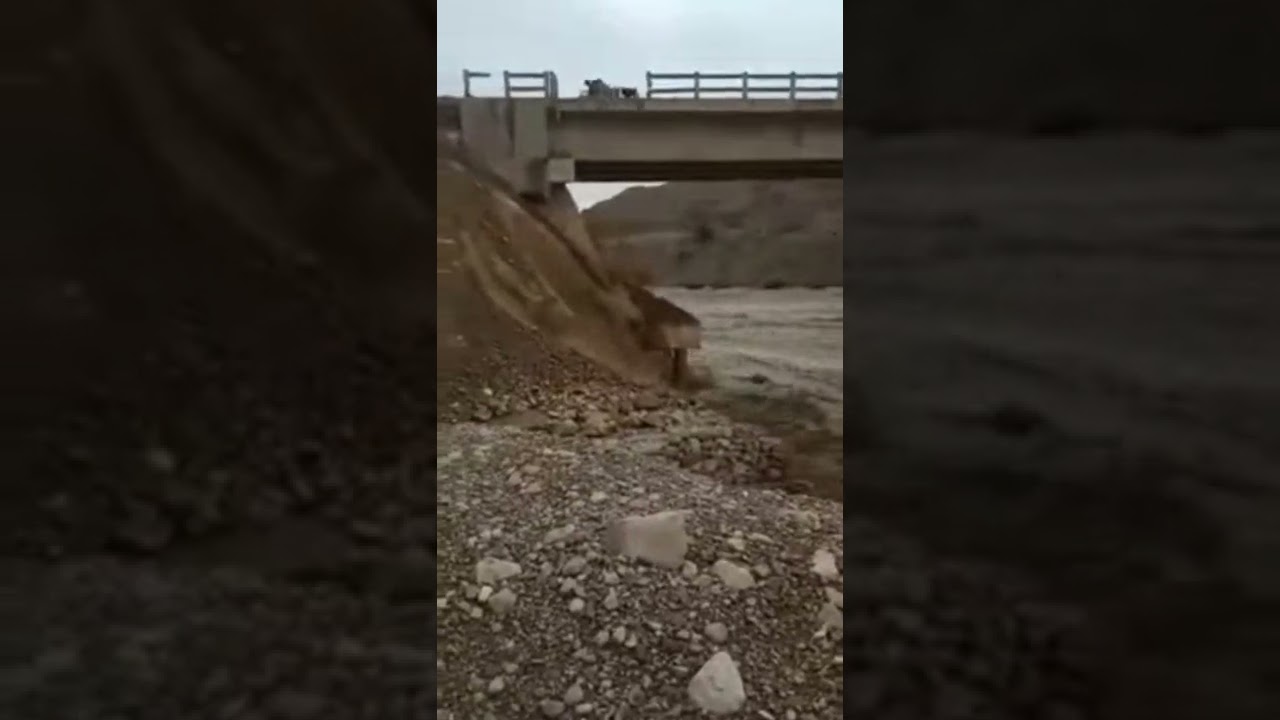 selab ki waja se pul khatre mai hain aur traffic bnd krdya hain...