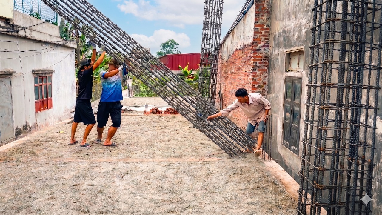 Vietnamese People Make Steel And Concrete Load-bearing Columns.