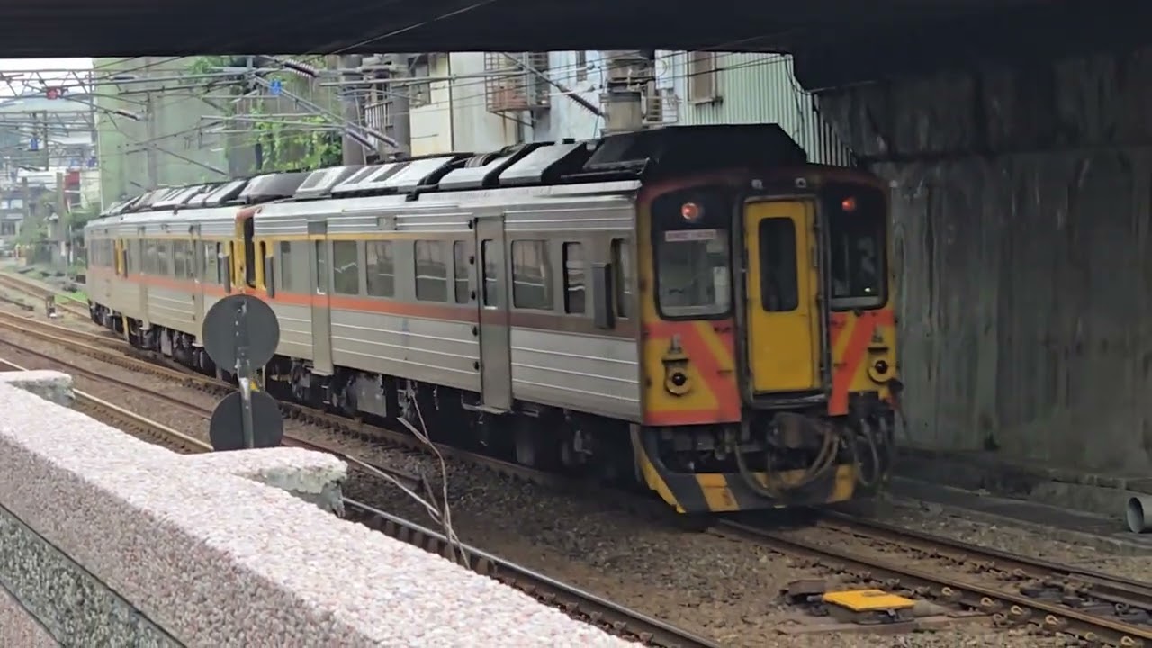 4818次八斗子發車經由平溪線開往菁桐的DRC1015+DRC1028+DRC1025三節DRC原色柴油客車