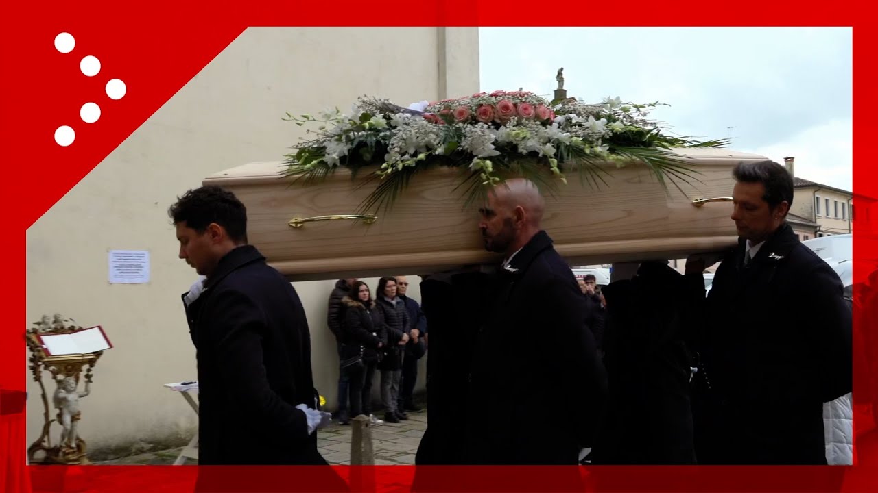 Funerali di Sara Buratin, l'arrivo del feretro alla chiesa di Bovolenta (PD)