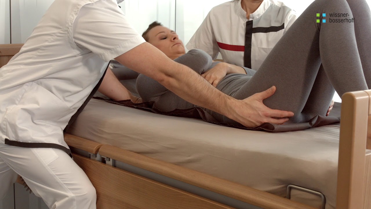 Ergonomische Pflege - Umlagerung mit Hilfe einer Gleitmatte