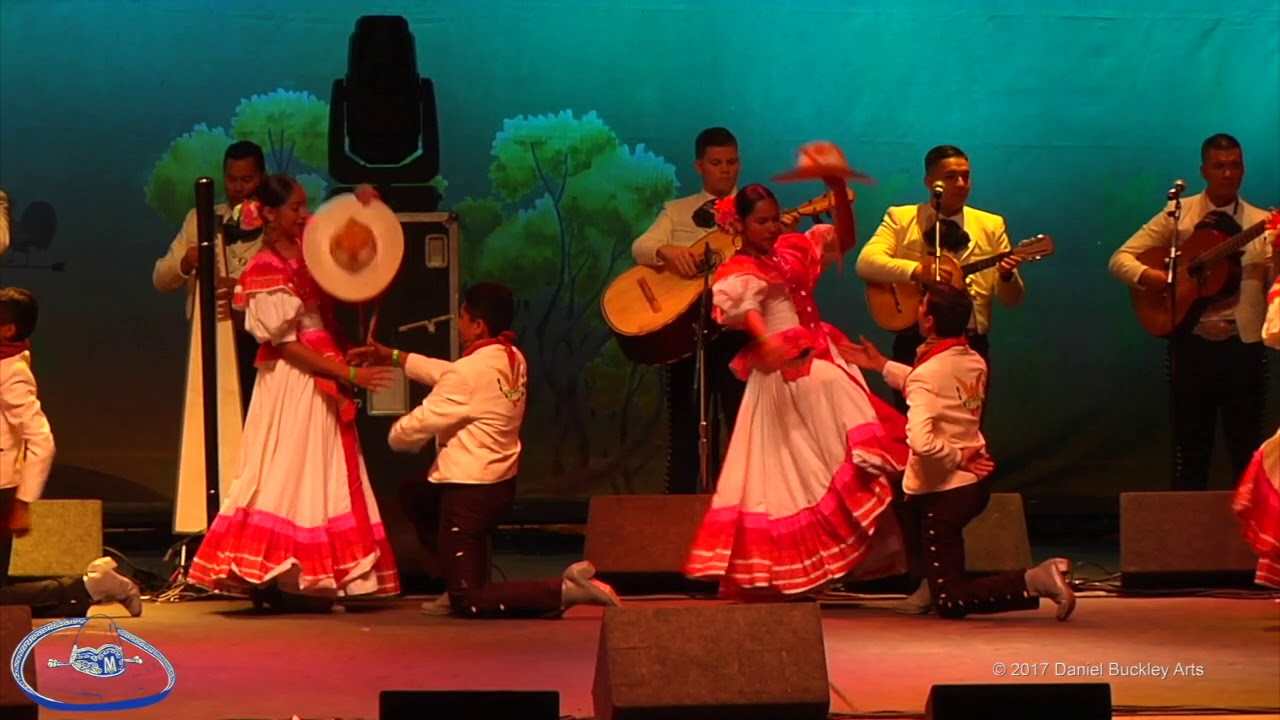 Ballet Folklórico Infantil de la Universidad de Colima.