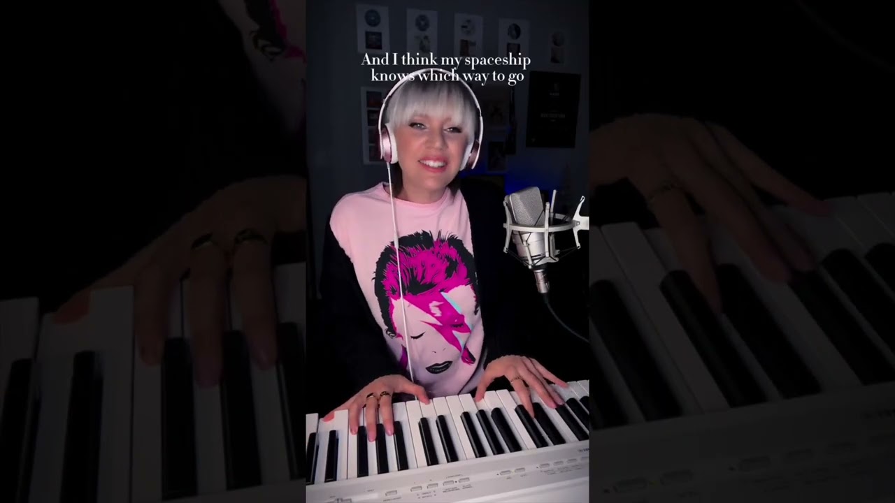 Space Oddity (David Bowie) - Eliza G live acoustic version