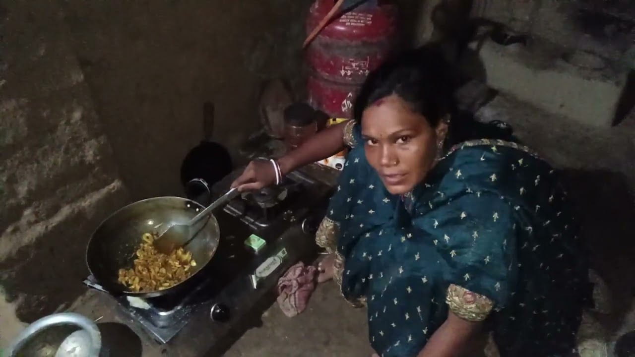 Roti sabji banaa rahi hun