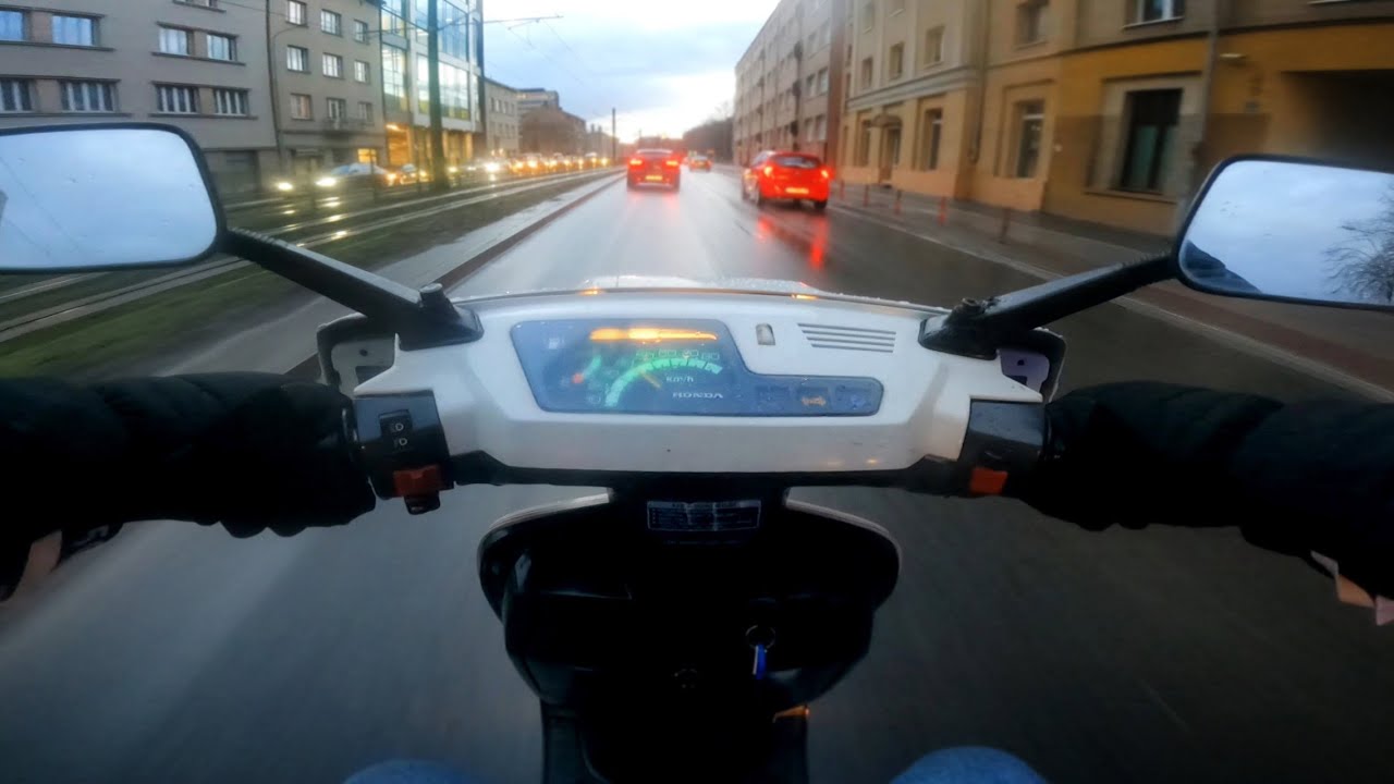Dzisiaj prawie mnie potrącono.  Honda Lead 80 1984. 4 dzień docierania.