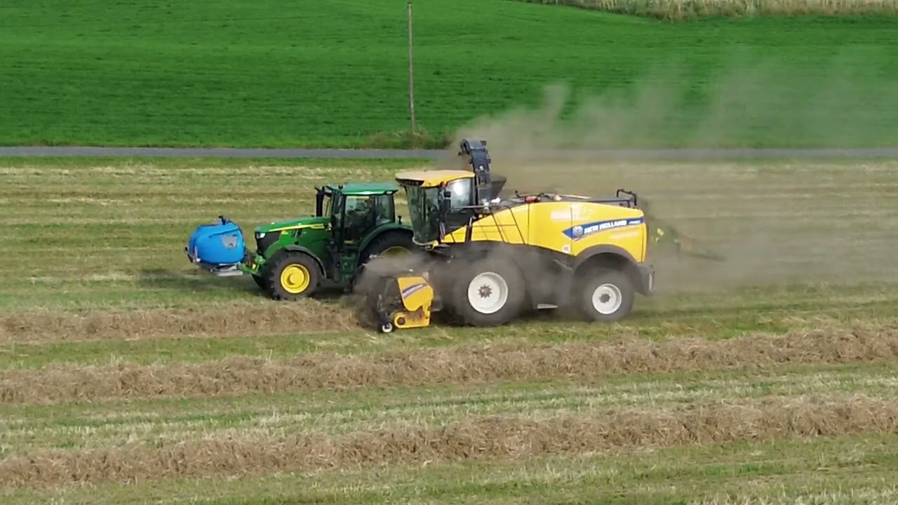 New Holland FR 480, JohnDeere 6R185, Krone BigPack 1270 im Gras.