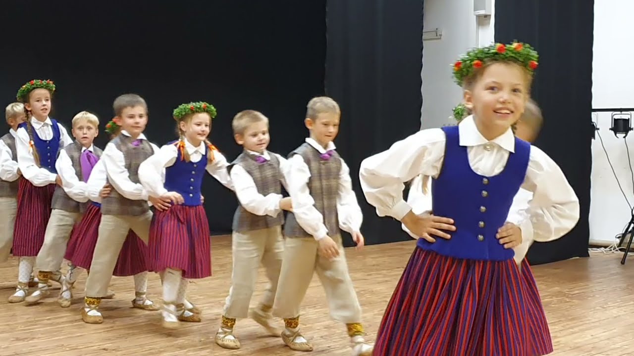 Simtkājītis. Dejo 