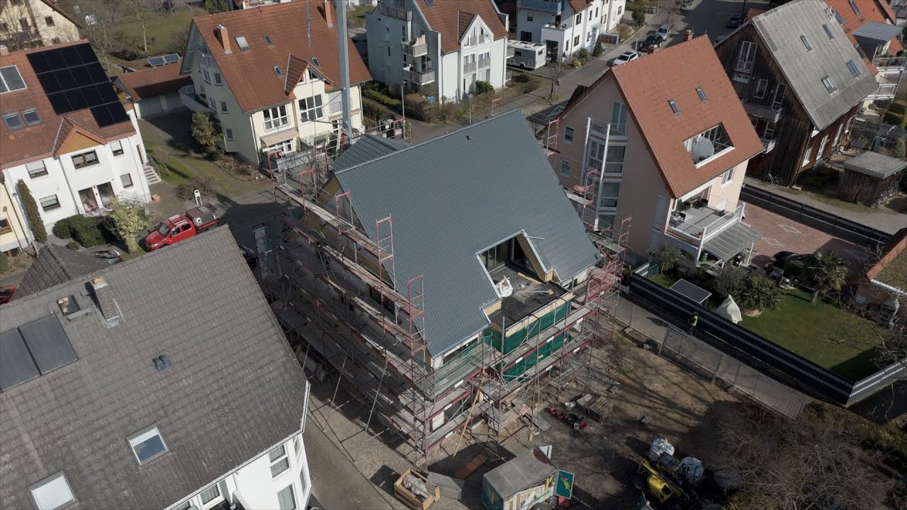 Hausführung durchs strohgedämmte Grünspecht-Mehrfamilienhaus im Rohbau