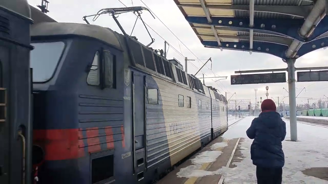 ЧС8-013 відправляється зі станції під 43/44 поїзд, Чернігів-Івано-Франківськ з потужной бригадой
