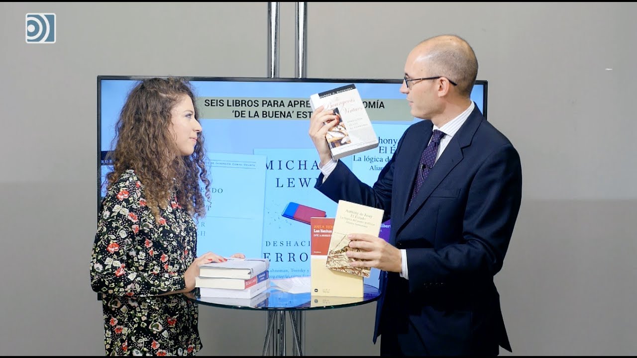 La Pizarra de Domingo Soriano: Seis libros para aprender economía 'de la buena' este verano
