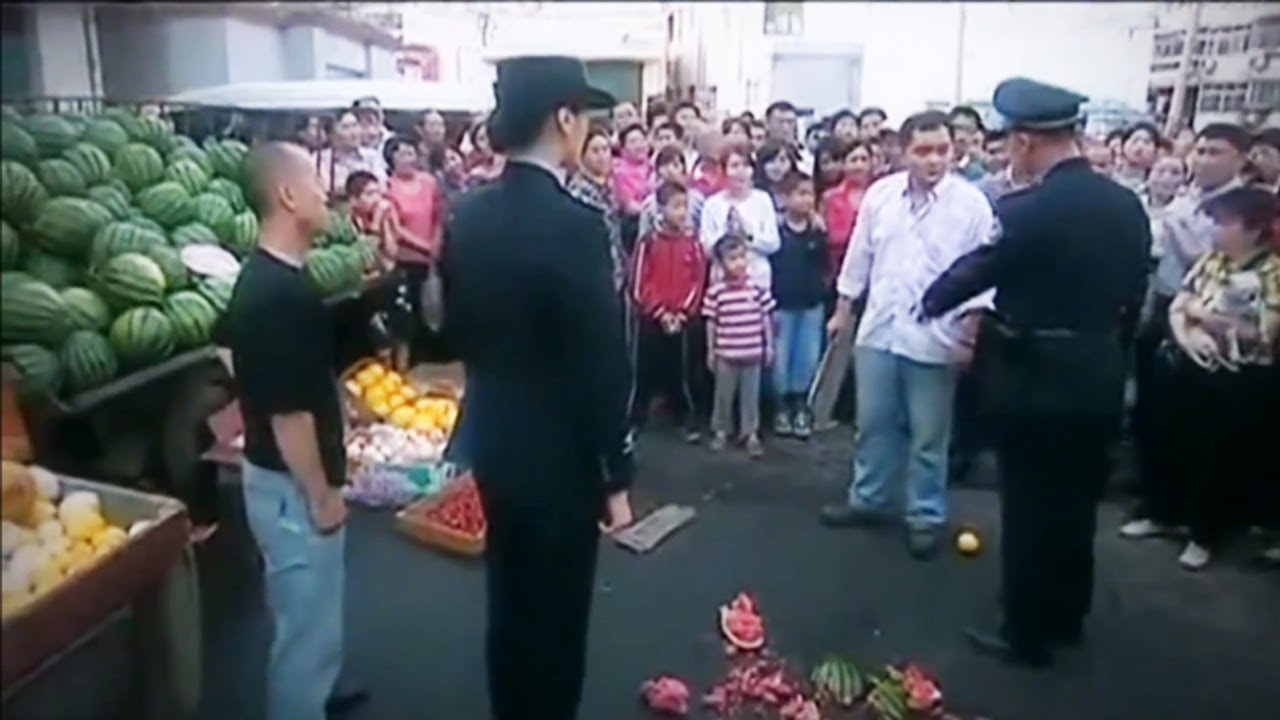 混混侮辱女警，女警霸氣出手，一招打斷木板嚇慫他