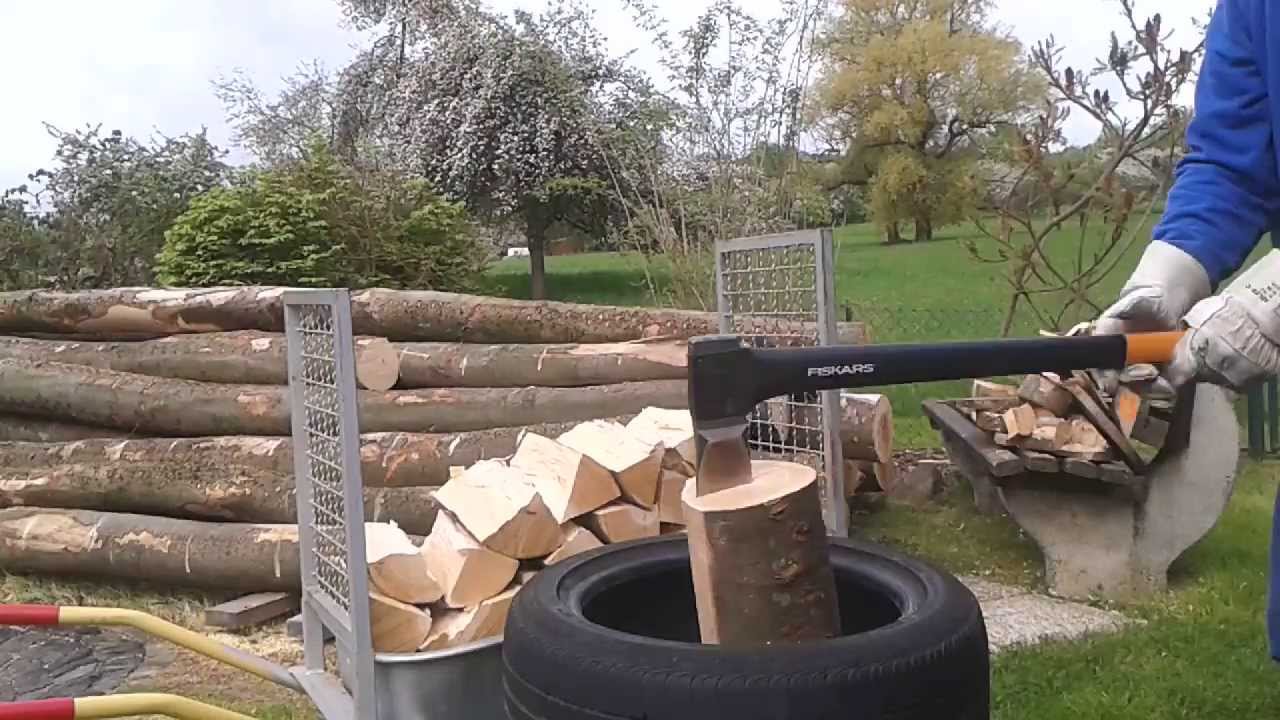 Brennholz hacken mit Reifen-Hackklotz - Fiskars Spaltaxt im Einsatz