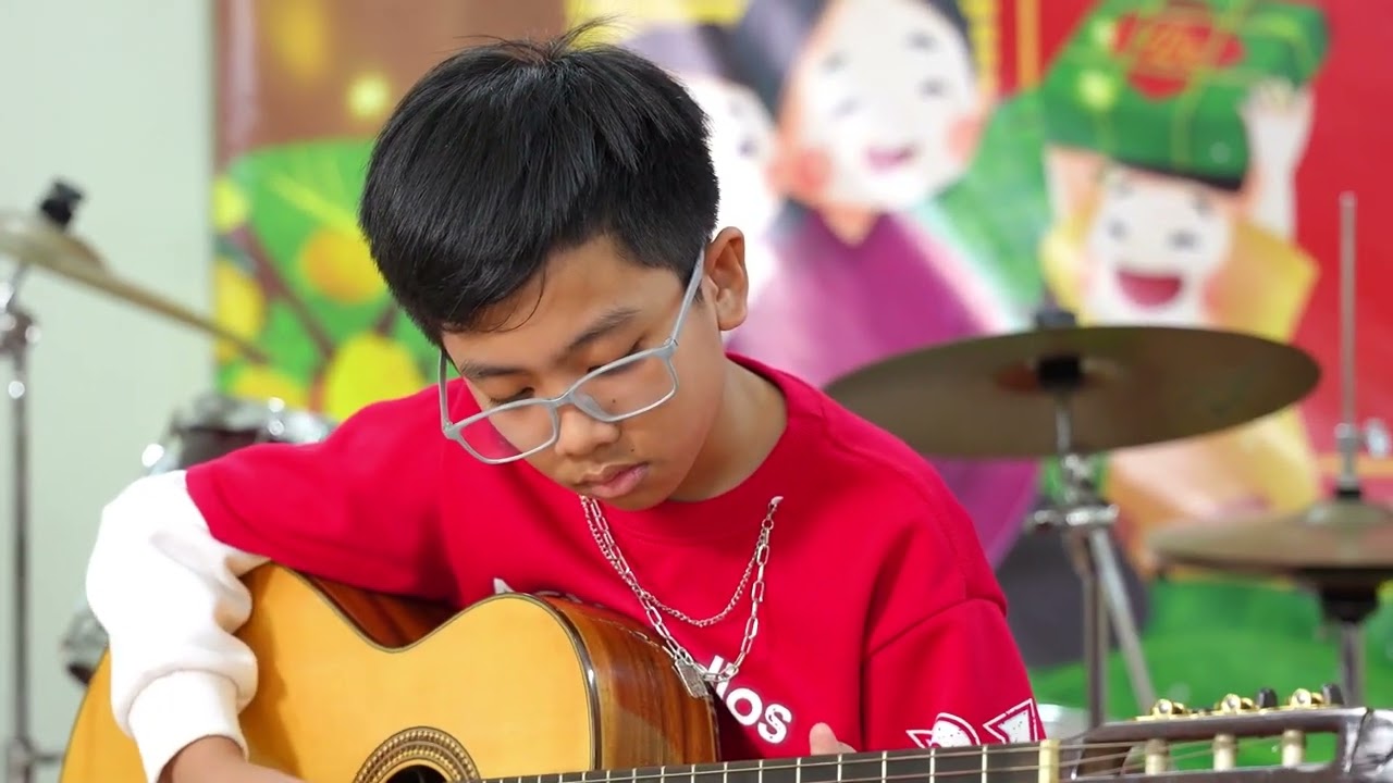  Học trò solo guitar Ngõ vắng xôn xao . chương trình văn nghệ Tết Đoàn Viên lớp nhạc 126 . Thầy Quân