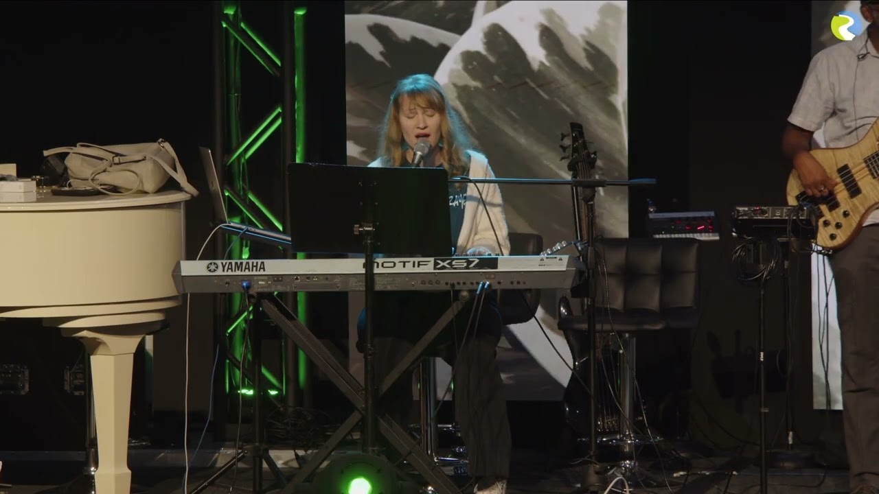 Draw Me a Little Closer Pull Me a Little Closer | Lori Hengeller and Praise Team