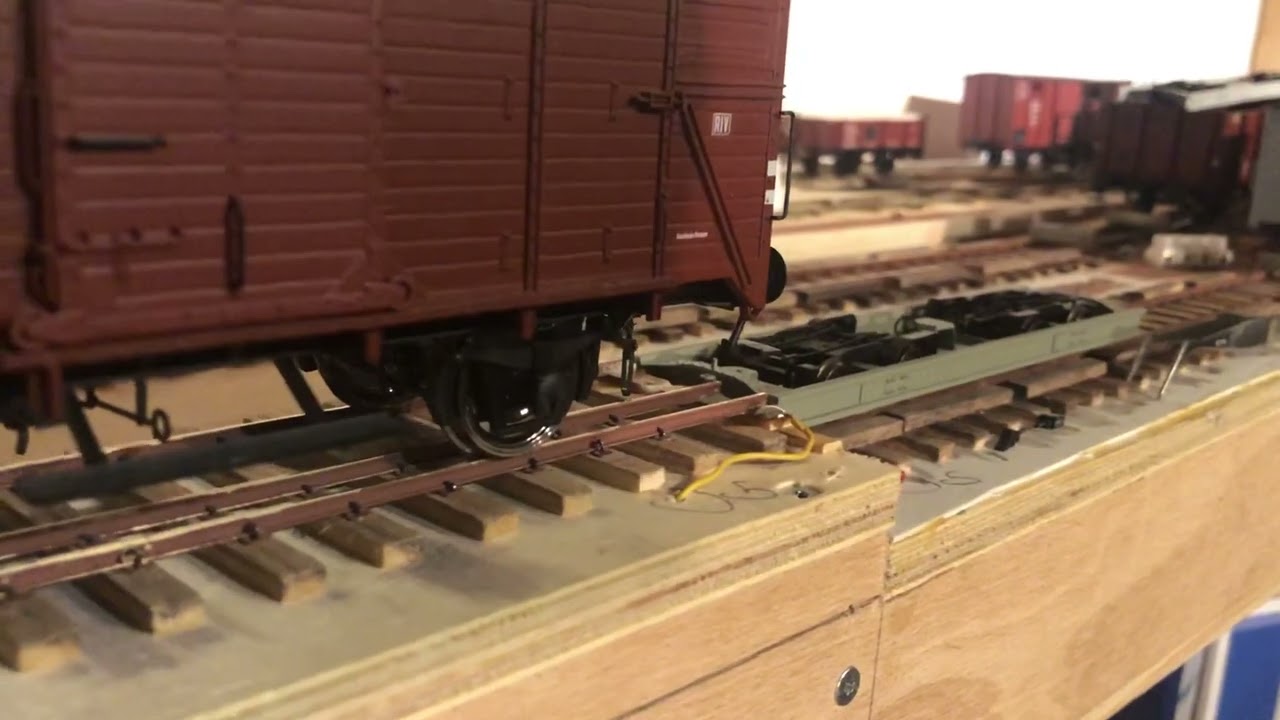 Verladen eines Normalspurwaggons auf einen Rollwagen