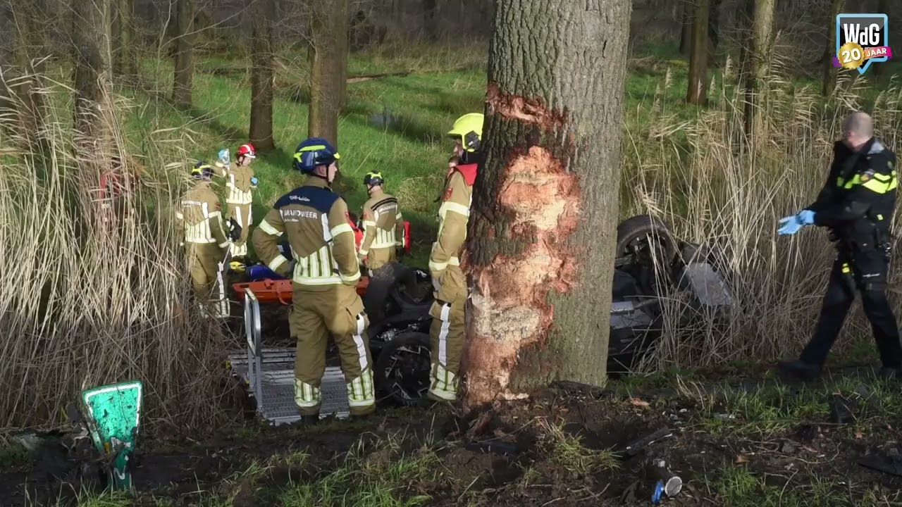 Auto op kop in greppel na botsing tegen boom op N275 in Ospel