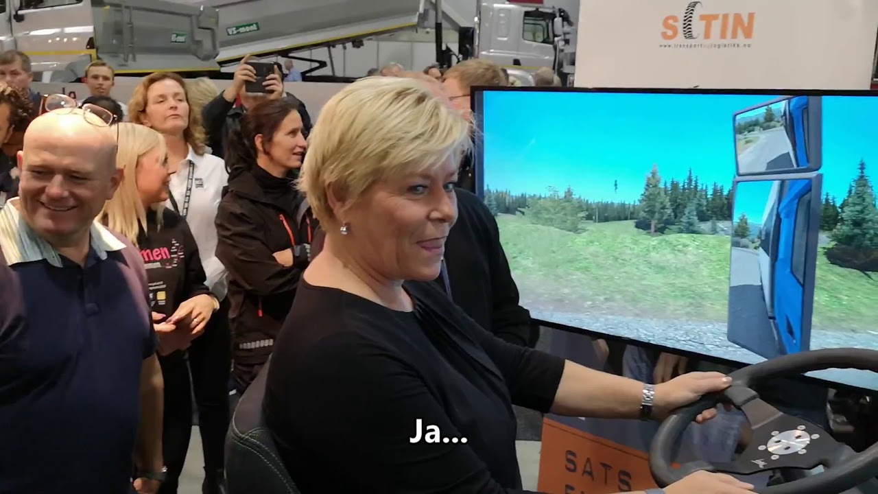Siv Jensen prøver lastebilsimulator
