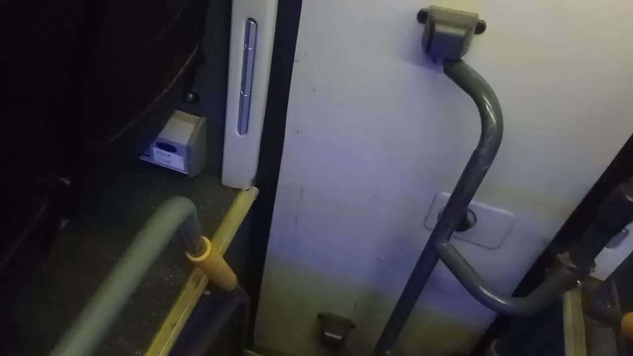 ירידה מהייגר cng bus הכחול הבין עירוני החדש של קו 177 מיבנה לתל אביב בת.רכבת תל אביב סבידור הורדה 