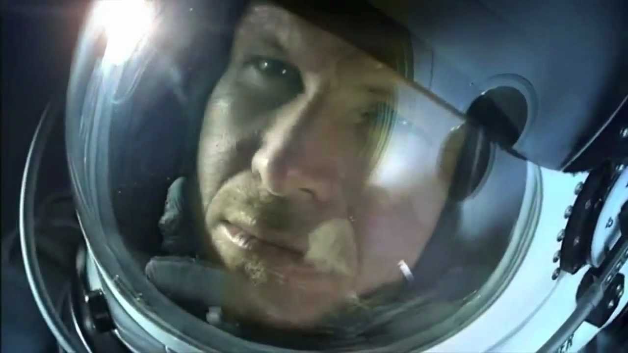 Best soundtrack for Stratosjump ever! Felix Baumgartner vs Vinnie Who